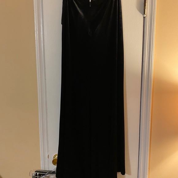 Beautiful black skirt - Picture 2 of 3